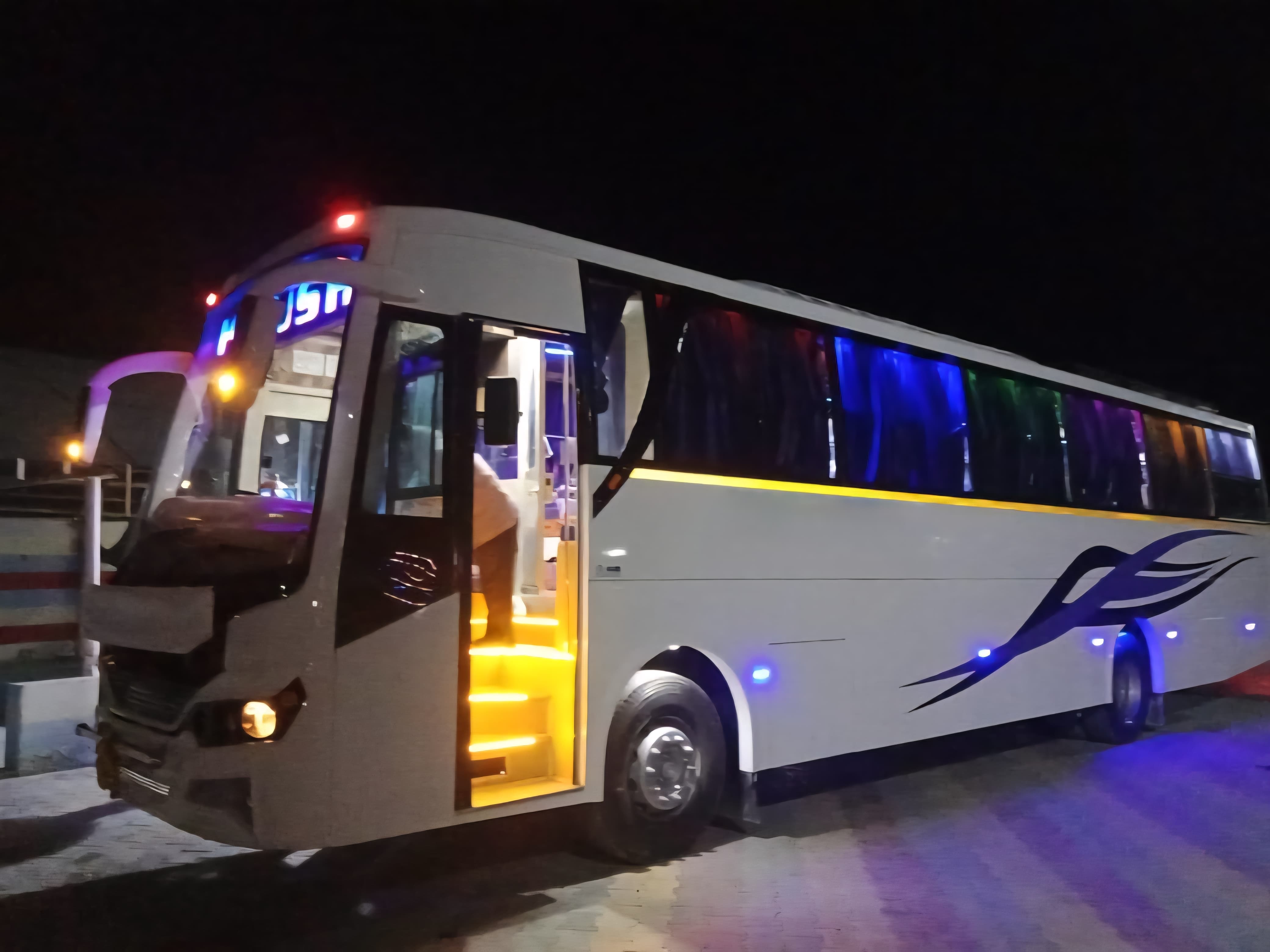 27 seater tempo traveller